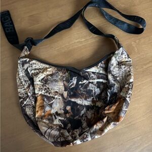 BAGGU Camo Medium Crescent Bag
